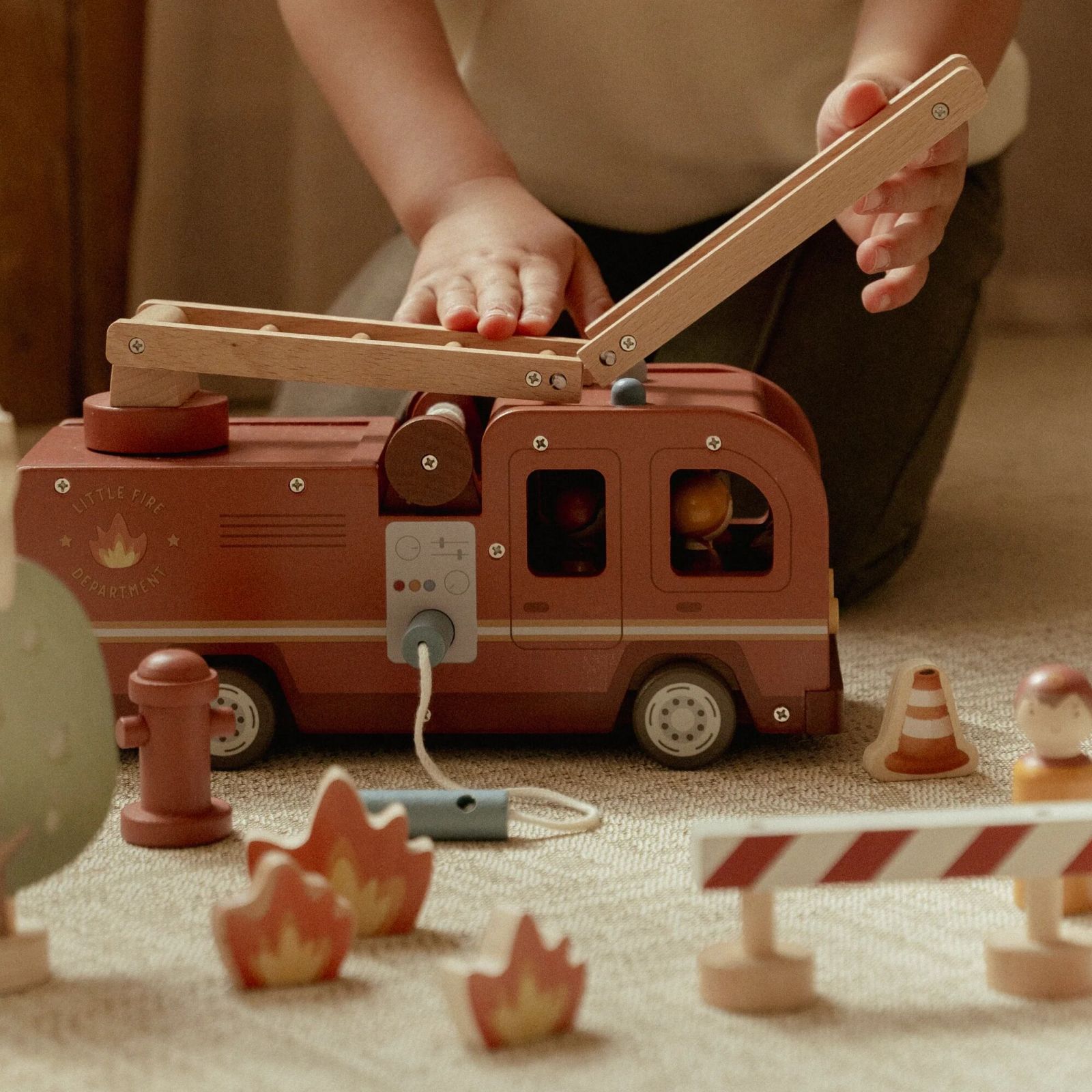 Camion dei Pompieri con Personaggi Little Dutch - immagine 9